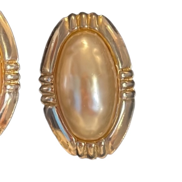 1.5” mixed metal gold tone stud earrings with large oval simulated pearl setting - Picture 9 of 13